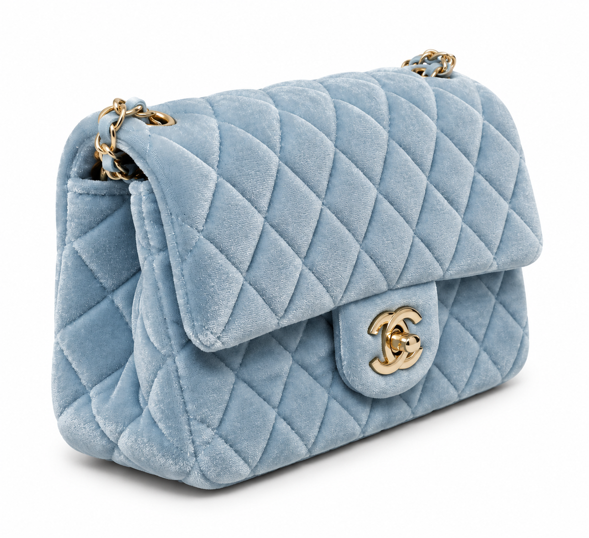 Chanel – Dámska zamatová kabelka v nebesky modrej farbe so zlatou retiazkou