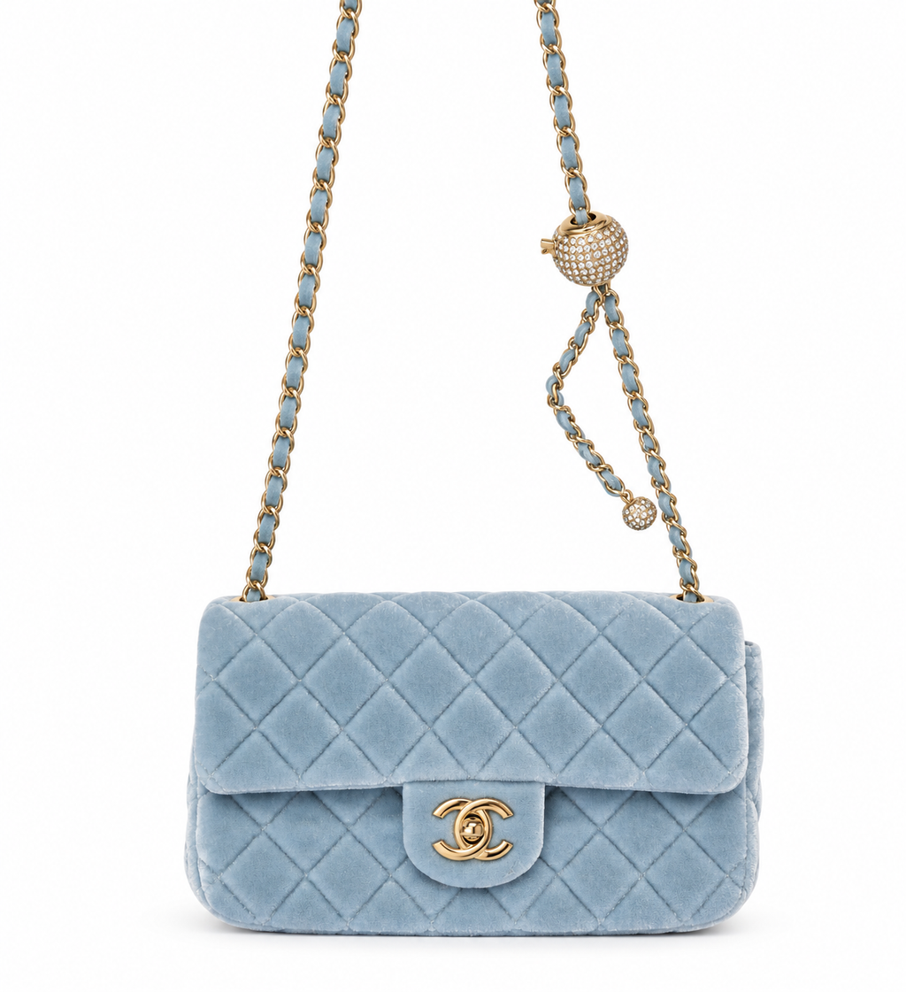 Chanel – Dámska zamatová kabelka v nebesky modrej farbe so zlatou retiazkou