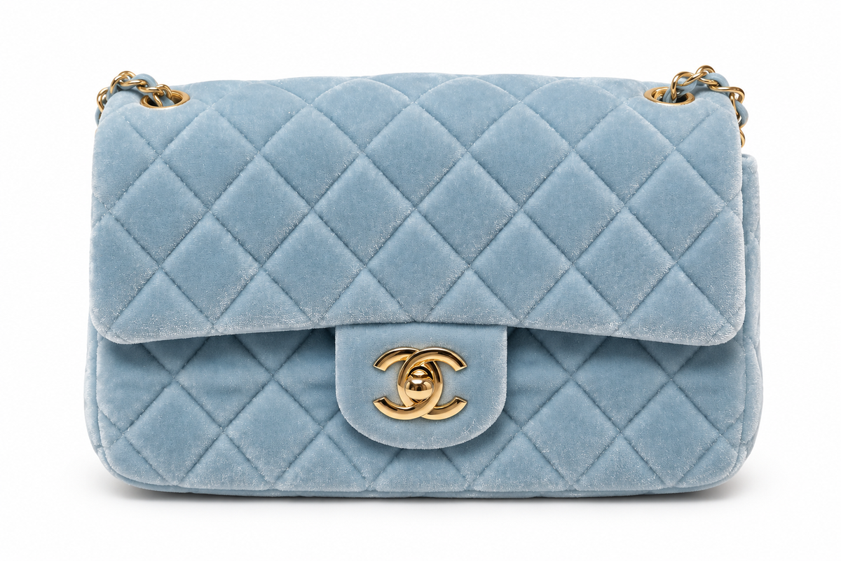 Chanel – Dámska zamatová kabelka v nebesky modrej farbe so zlatou retiazkou